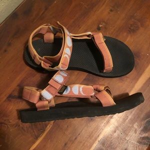 Teva’s Universal Campo Sandal excellent condition!